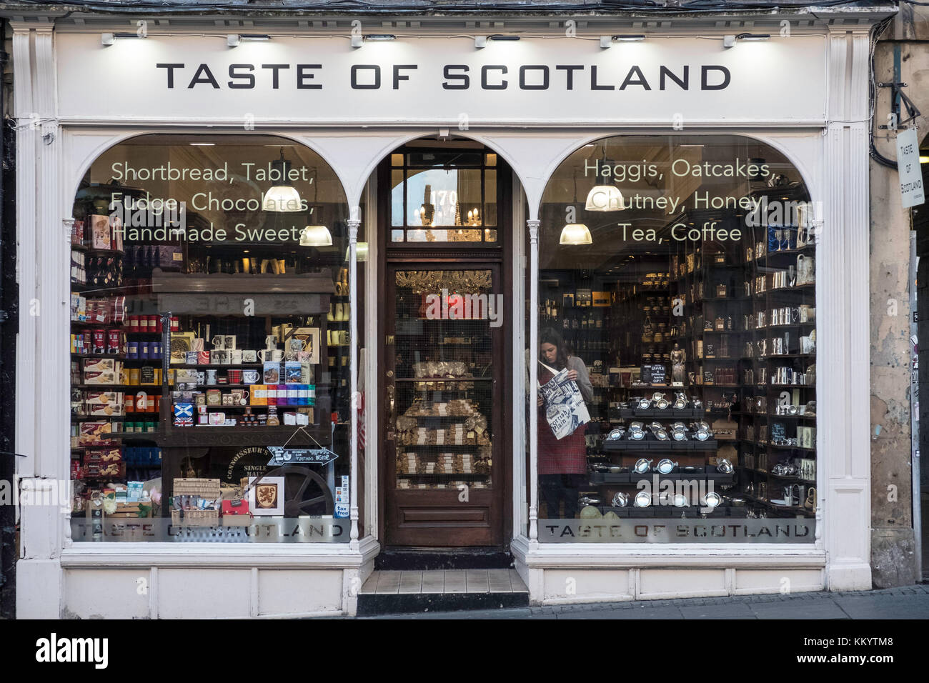 Taste of Scotland Laden, der Lebensmittel und andere Produkte verkauft, die in Schottland hergestellt werden, in der Altstadt von Edinburgh, Schottland, Vereinigtes Königreich. Stockfoto