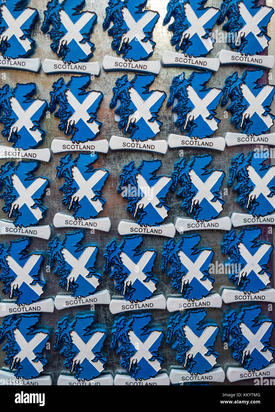 Viele Kühlschrankmagnete in Form einer schottischen Karte mit Flagge zum Verkauf im Souvenirladen in der Altstadt von Edinburgh, Schottland, Vereinigtes Königreich Stockfoto