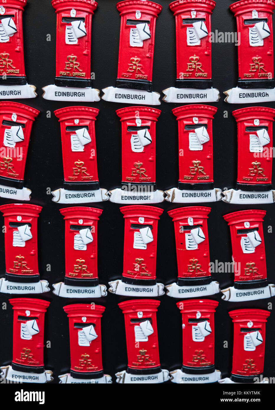 Viele Kühlschrankmagnete in Form von roten Briefkästen zum Verkauf im Souvenirladen in der Altstadt von Edinburgh, Schottland, Vereinigtes Königreich Stockfoto