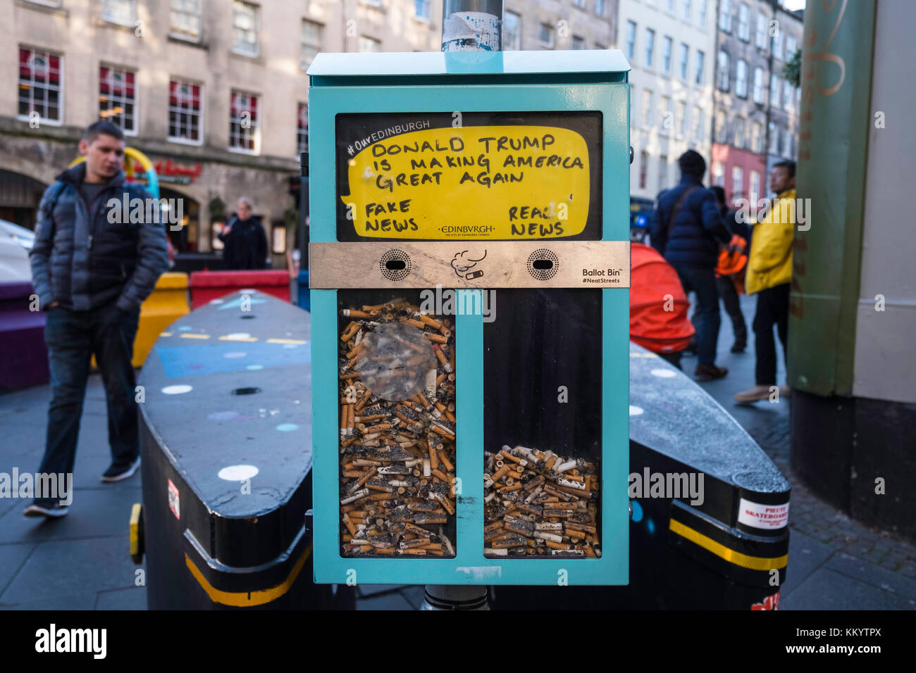 Stimmzettel bin mit Zigarettenkippen/Enden, um die Abstimmung auf der Royal Mile in Edinburgh, Schottland, Vereinigtes Königreich, zu ermöglichen Stockfoto