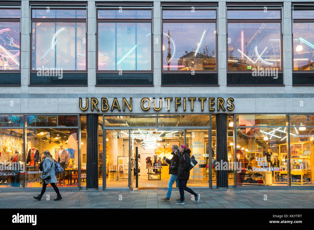 Urban Outfitters Geschäft an der berühmten Einkaufsstraße Kurfürstendamm in Berlin, Deutschland. Stockfoto