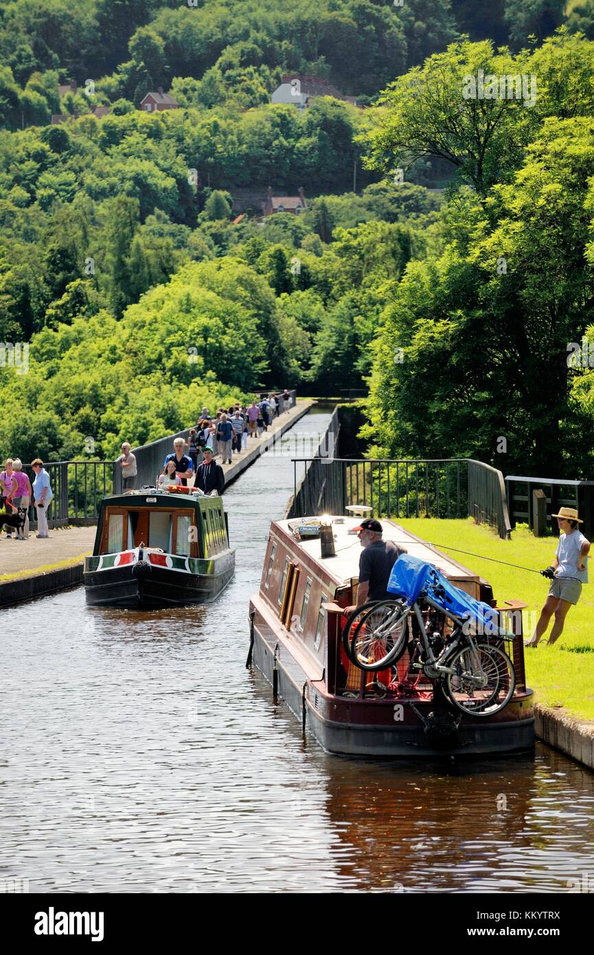 Pontcysyllte Aquädukt fertig 1805 trägt Kanalboote auf Llangollen Canal über den Fluss Dee Valley in der Nähe von Wrexham, Wales, UK Stockfoto