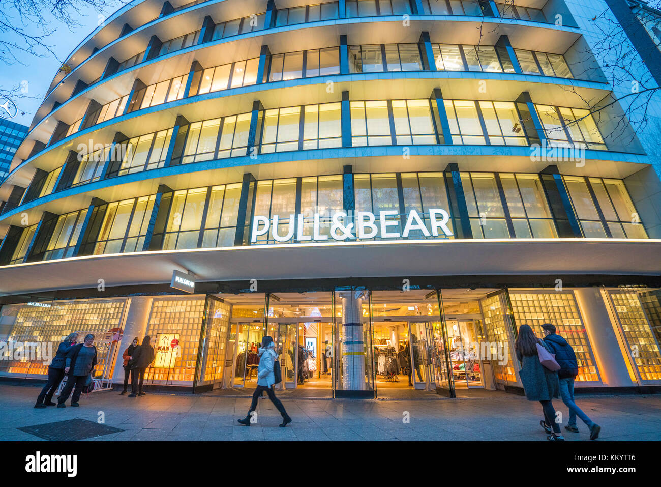 Pull & Bear Shop an der berühmten Einkaufsstraße Kurfürstendamm in Berlin, Deutschland. Stockfoto