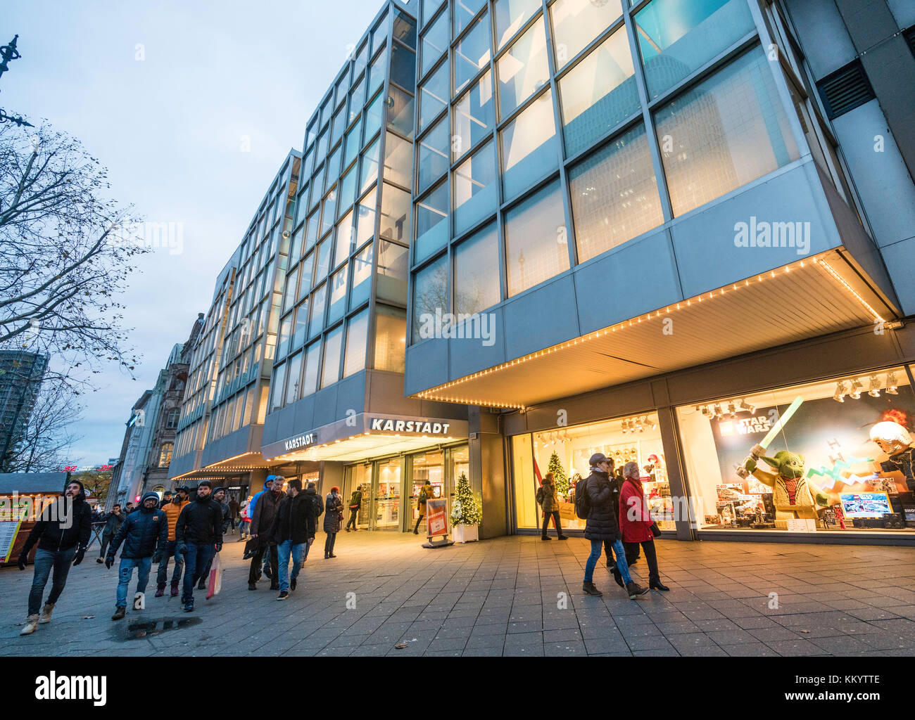 Kaufhaus Karstadt an der berühmten Einkaufsstraße Kurfürstendamm in Berlin. Stockfoto