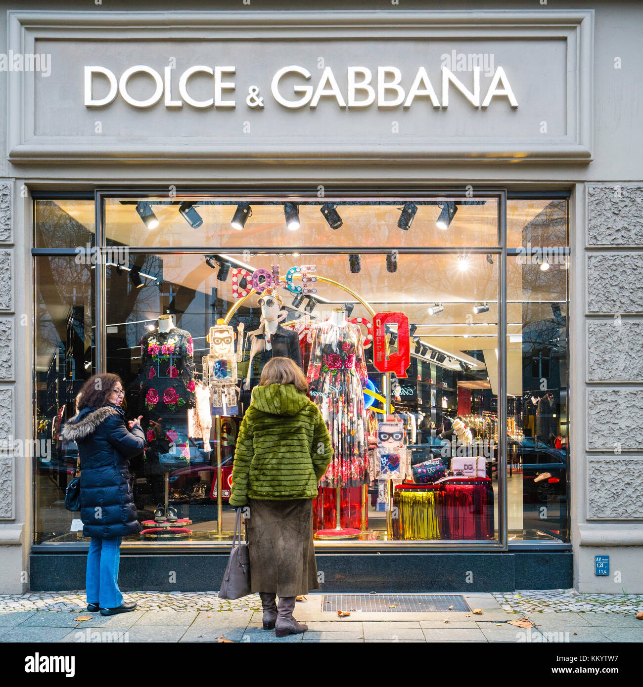 Dolce gabbana store. Магазин дольче габбана. Дольче габбана аутлет. Бутики в италии дольче габбана интерьер. Дольче габбана аутлет.
