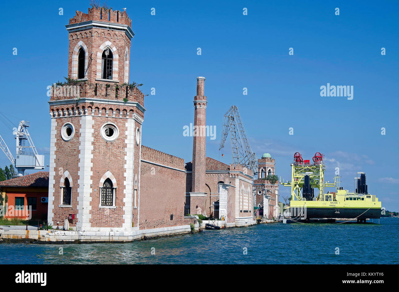Eine von mehreren fast identische Türme, im neo-gotischen Stil um die Nord-östlichen Perimeter, der Venedig Arsenale Stockfoto Eine von mehreren fast identische Türme, im neo-gotischen Stil um die Nord-östlichen Perimeter, der Venedig Arsenale Stockfoto