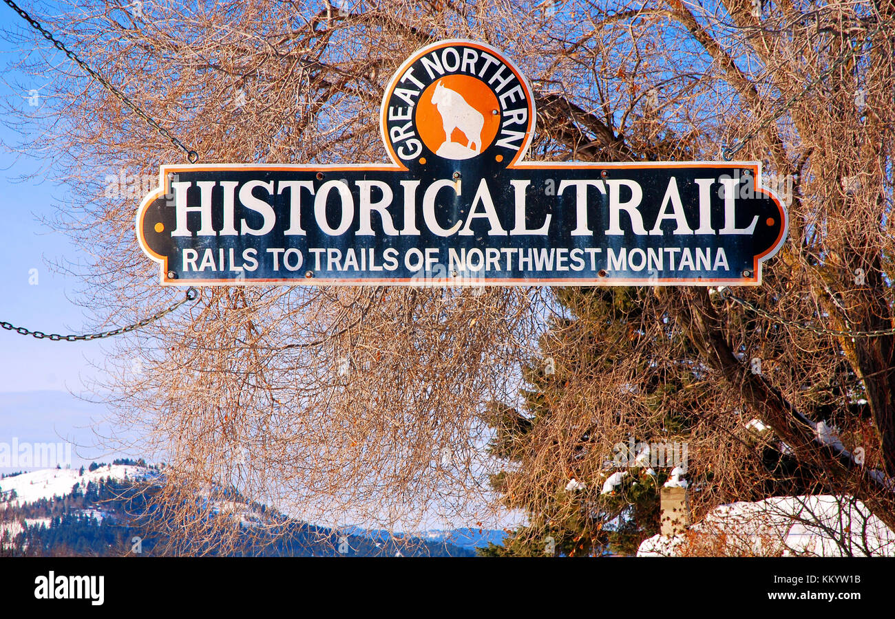 KALISPELL, Montana, USA - Januar 17, 2015: Great Northern historische Trail Schienen zu Pfaden von Northwest Montana Zeichen hängt über dem Eingang zum Stockfoto