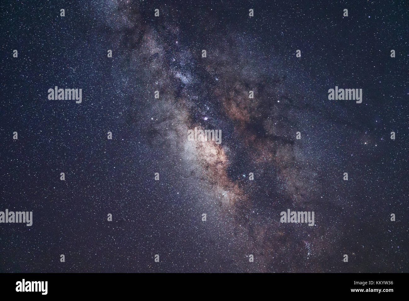 Der Kern der Milchstraße und der dunkle Nachthimmel mit Sternen Stockfoto