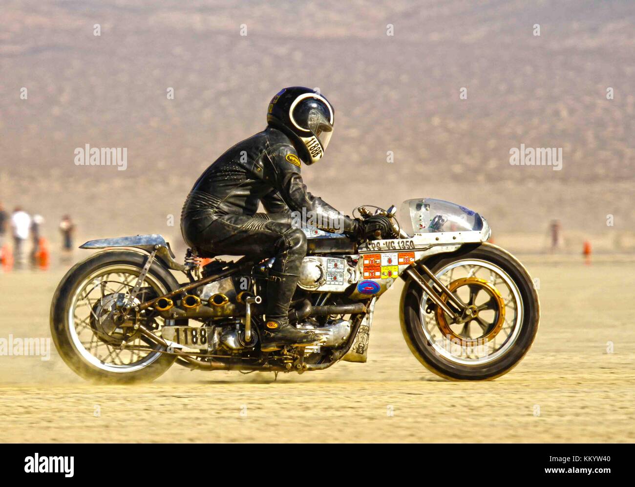 Ein Motorradfahrer fährt mit dem Motorrad auf dem Sand im El Mirage trockenen See Off-highway-Fahrzeug, 9. November 2013 in Adelanto, Kalifornien. (Foto von Jeff kurtz über planetpix) Stockfoto