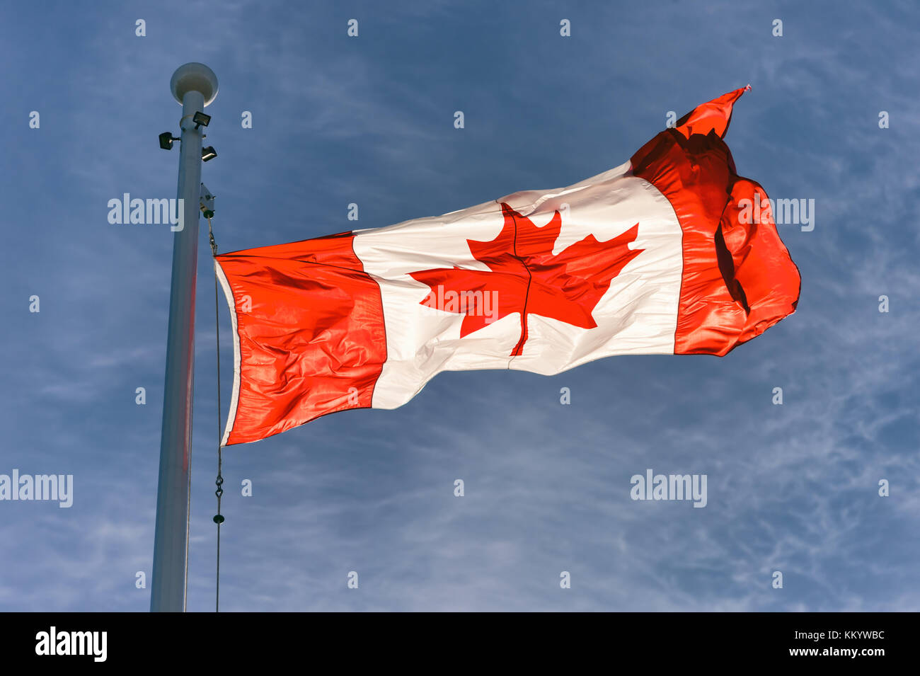 Flagge von Kanada gegen den blauen Himmel in Vancouver, BC, Kanada Stockfoto