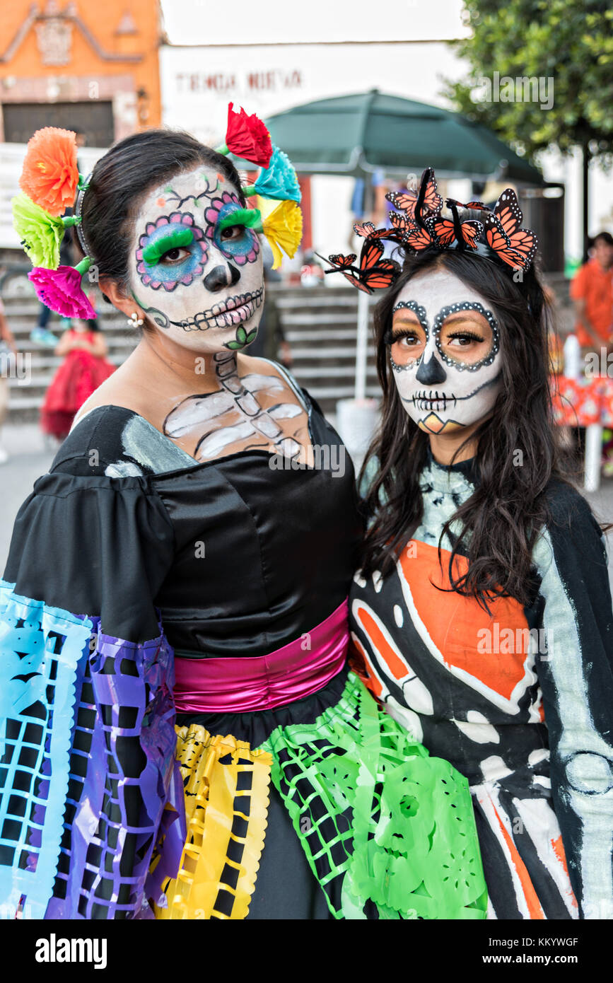 Junge mexikanische Frauen in La Calavera Catrina Kostüm für den Tag der Toten de Muertos Festival 29. Oktober 2017 San Miguel de Allende, Guanajuato, Mexiko gekleidet. Das wird