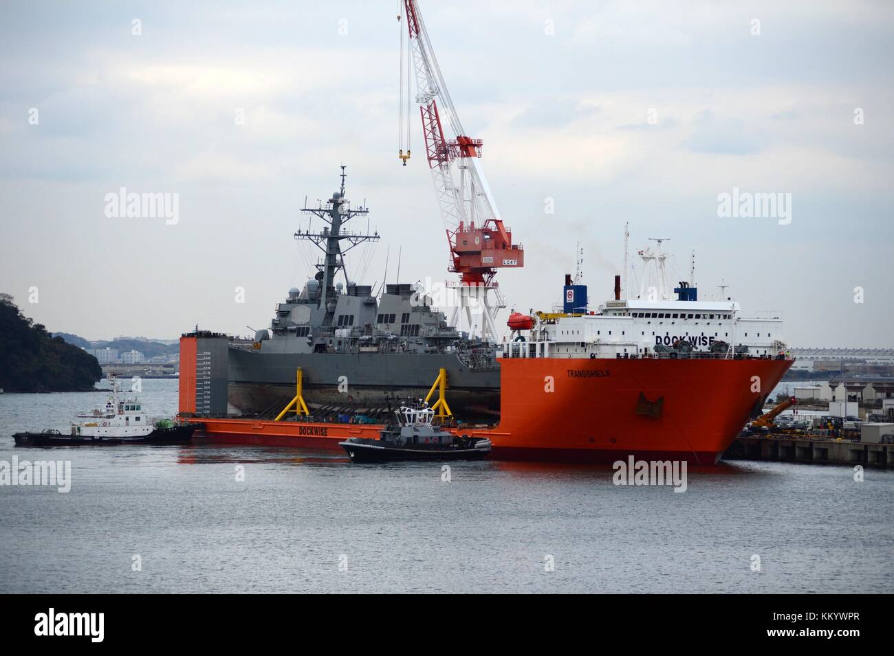 Die US-Marine der Arleigh-Burke-Klasse geführte Anti-raketen-Zerstörer USS Fitzgerald ist zurück in die Flotte Aktivitäten gezogenen yokosuka Pier für Reparaturen am 27. November 2017 in Yokosuka, Japan. (Foto von Leonard Adams über planetpix) Stockfoto