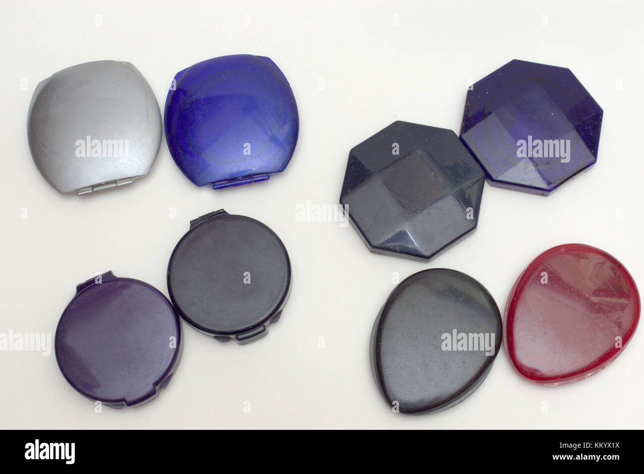 Satz von Pulver Fällen sauber zu Paaren verseilt, Paare mit unterschiedlichen Formen: Tropfen, regelmäßige Achteck, runde und abgeschnitten, Kreis und verschiedene Farben Stockfoto