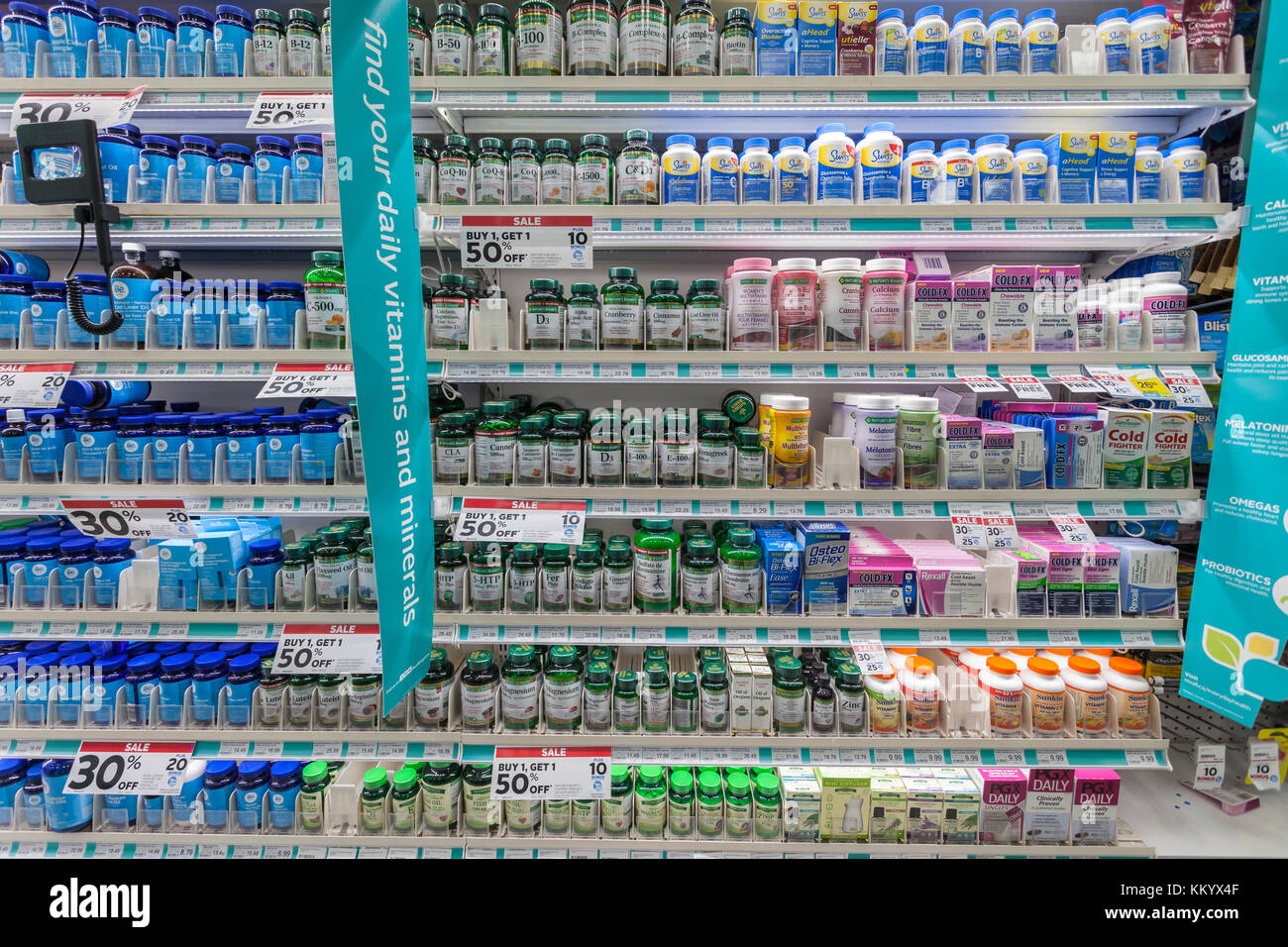 Toronto, Kanada - 21.Oktober 2017: Vitamin pillen Regal in eine große Apotheke und Drogerie in der Innenstadt von Toronto, Kanada Stockfoto