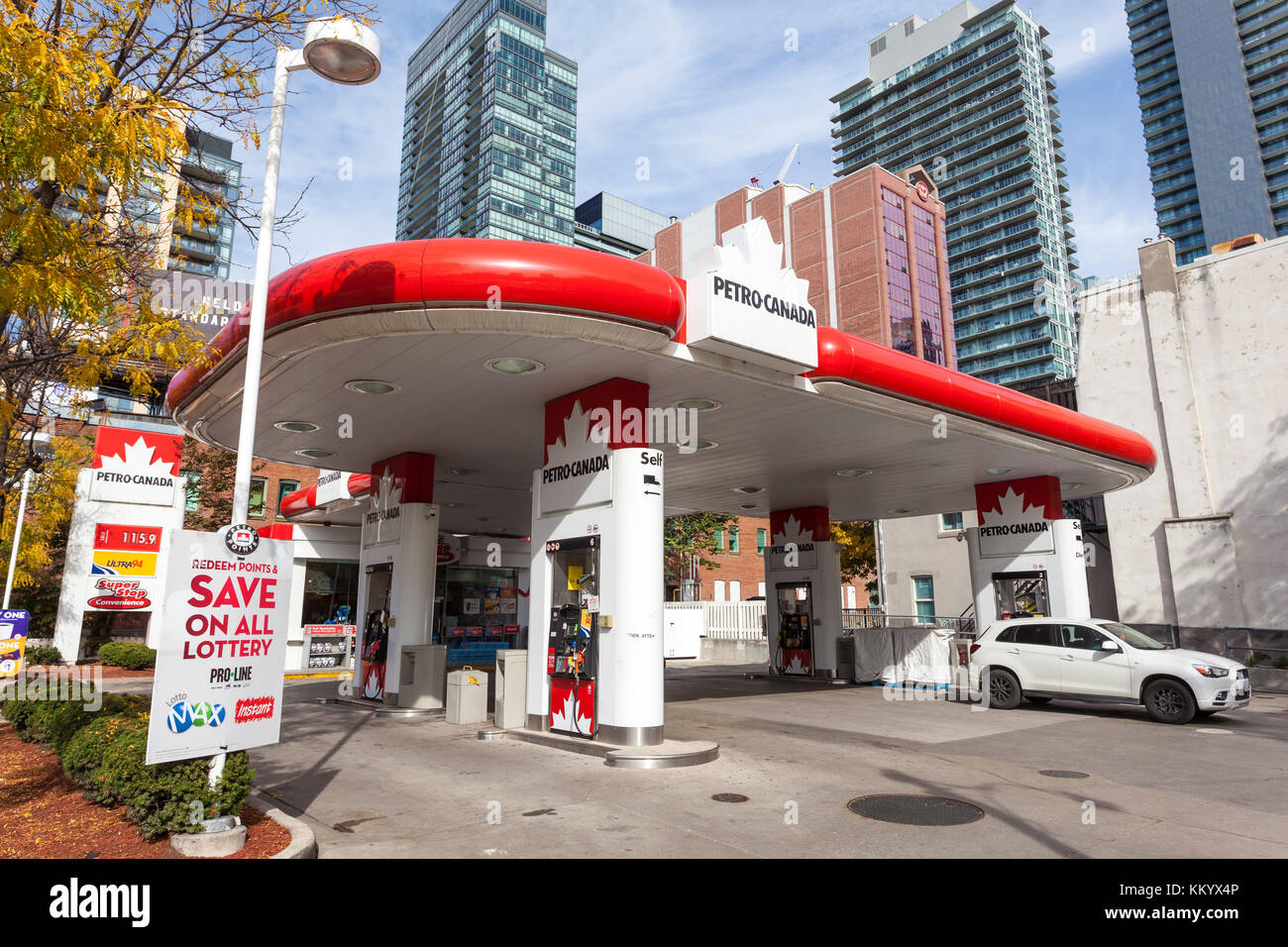 Toronto, Kanada - 21.Oktober 2017: Petro Canada Gas Station in der Innenstadt von Toronto Stockfoto