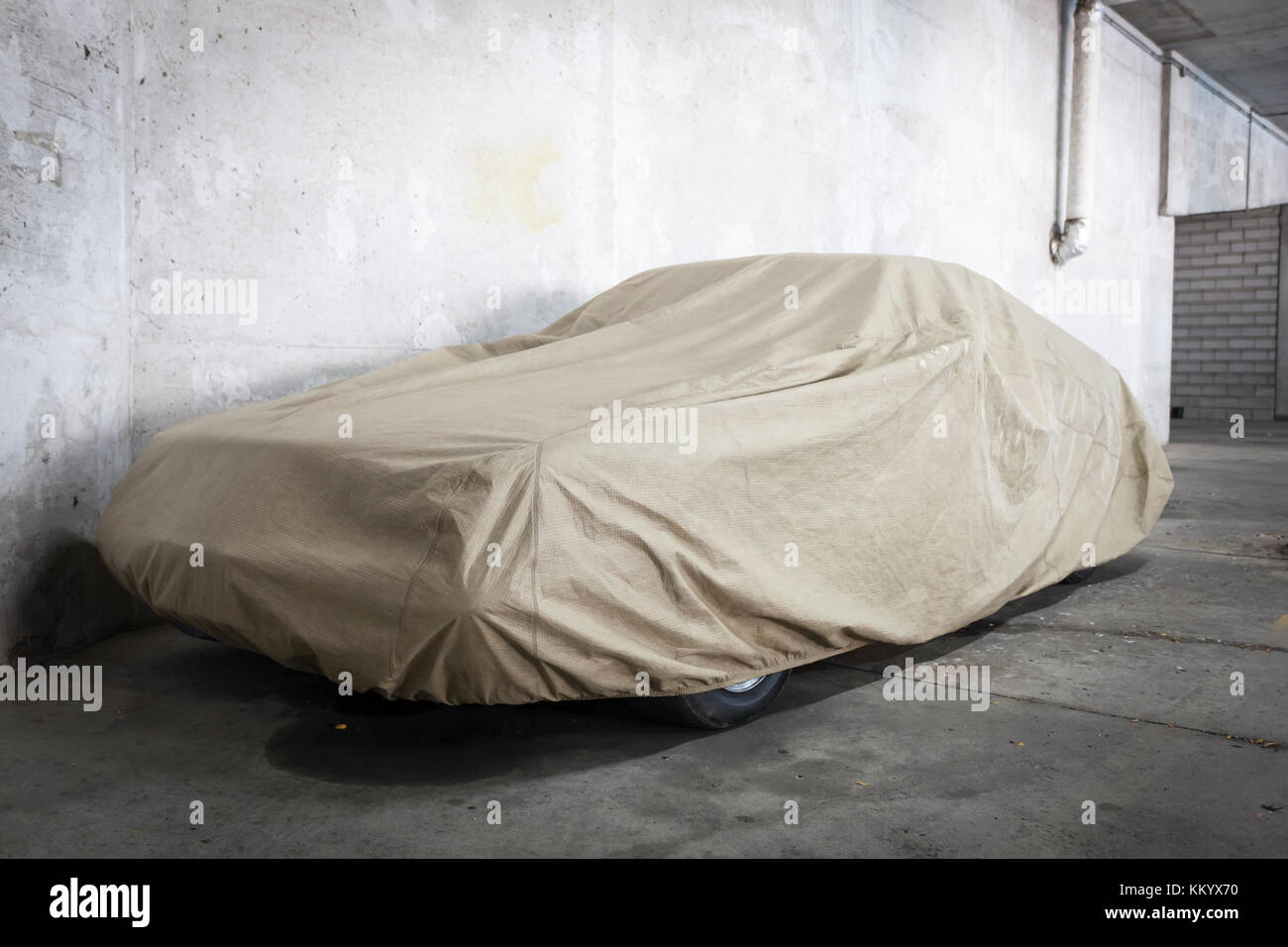 Auto unter einem Schutzdach in der Garage geparkt Stockfoto