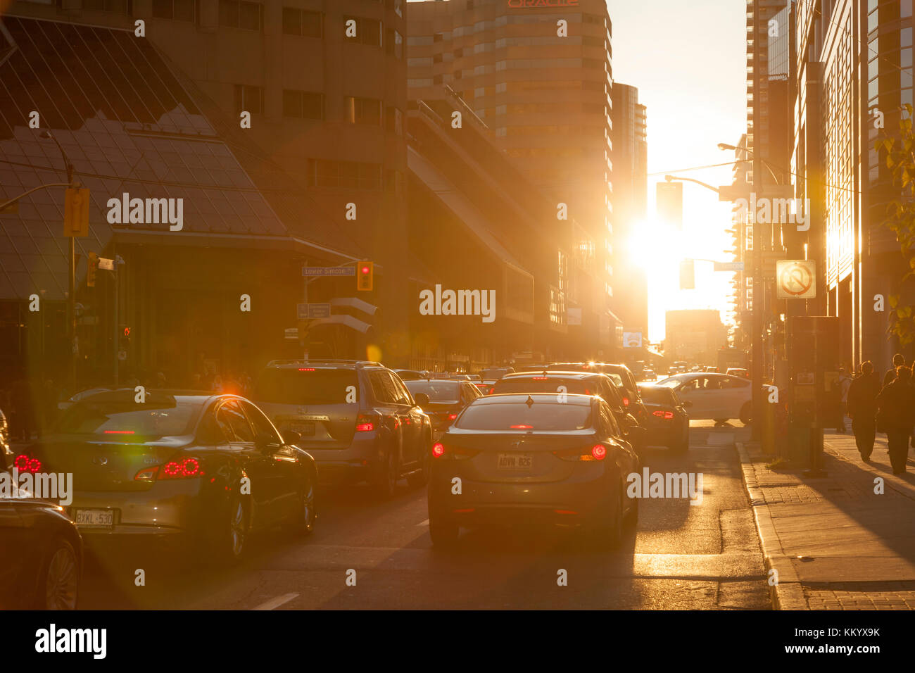 Toronto, Kanada - 21.Oktober 2017: rush hour in Toronto Downtown Financial District bei Sonnenuntergang. Stadt Toronto, Kanada Stockfoto