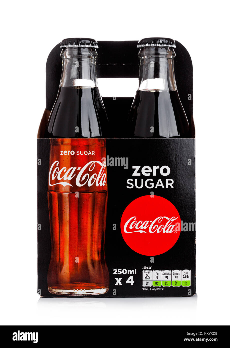 LONDON, Großbritannien - 01. DEZEMBER 2017: Flaschenpaket Zero Coca-Cola auf weißem Hintergrund. Coca-Cola ist eines der beliebtesten Sodaprodukte der Welt. Stockfoto