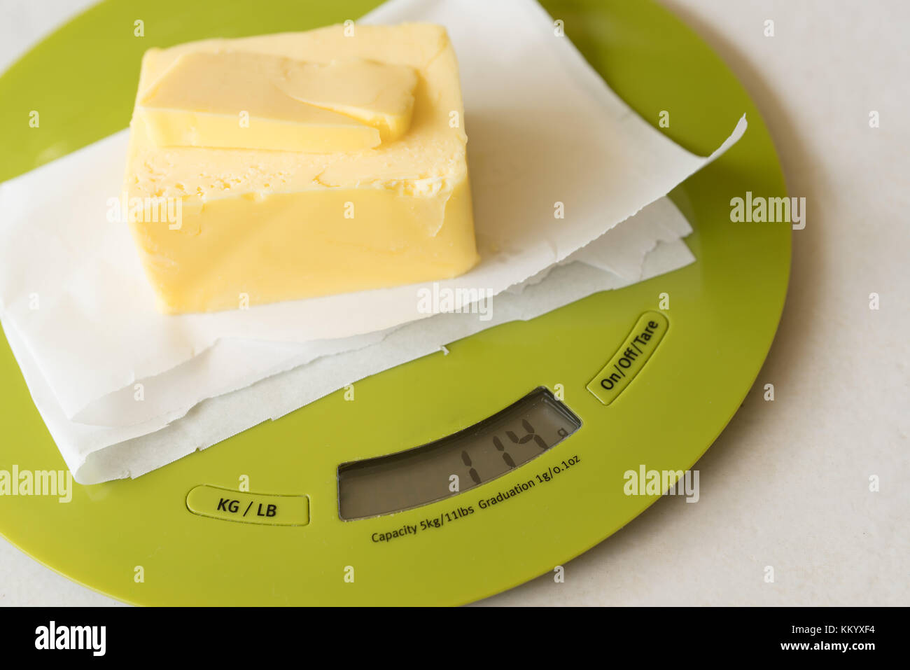 Stick der Butter auf digitale Waage in der Vorbereitung für das Backen Stockfoto