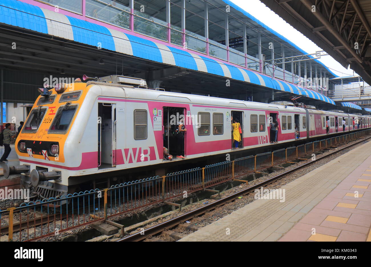 Die Menschen reisen in Dadar Bahnhof in Mumbai, Indien. Stockfoto