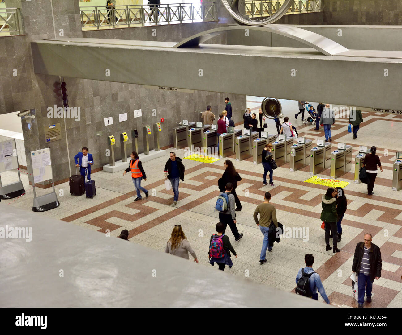 Im U-Bahnhof in Monastiraki, Plaka Viertel, Athen, Griechenland, mit automatischer ticket Barrieren Stockfoto