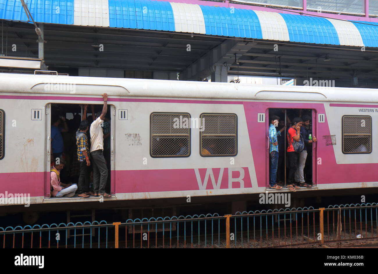 Die Menschen reisen in Dadar Bahnhof in Mumbai, Indien. Stockfoto