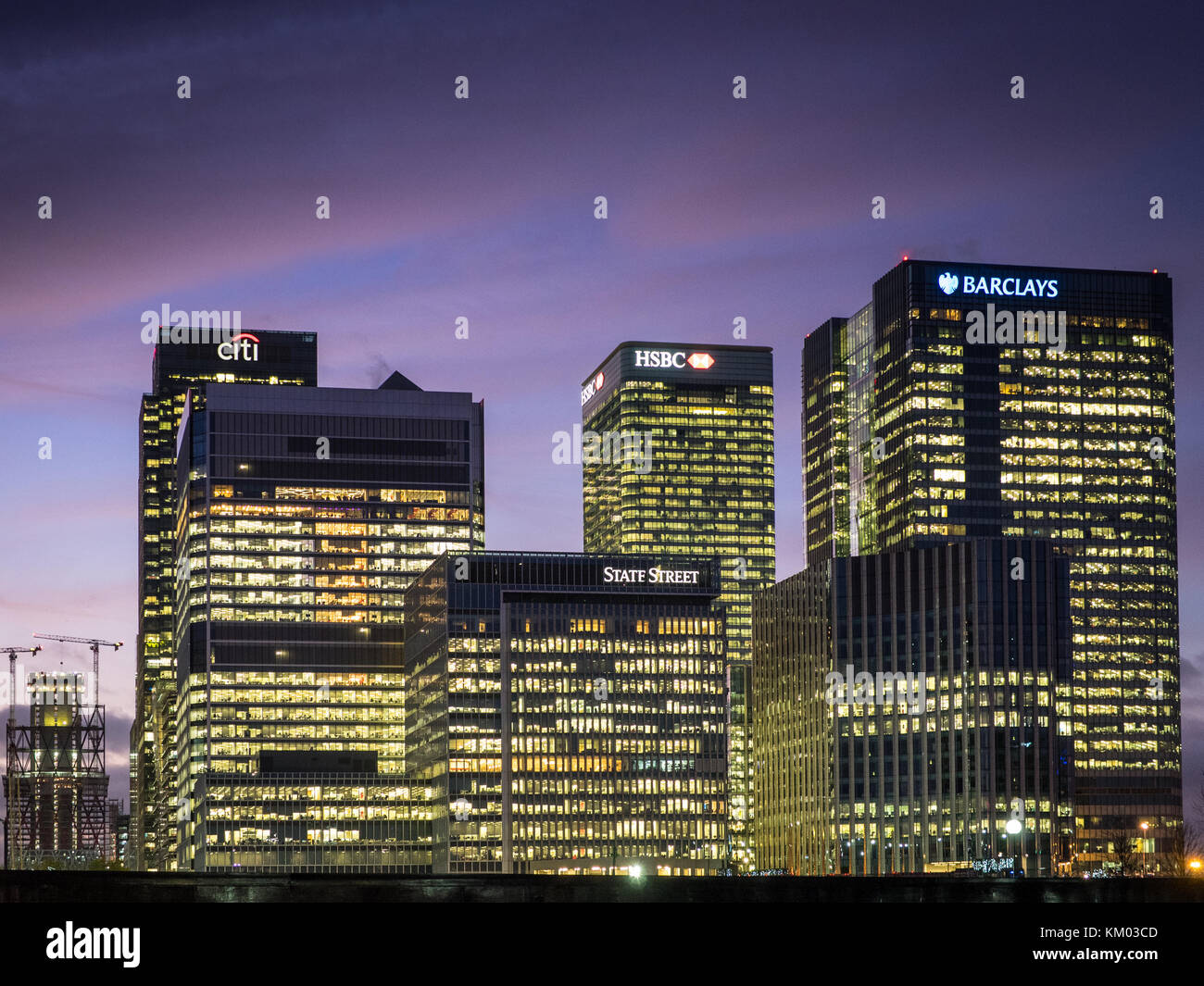 Die Banken in London, Canary Wharf in der Dämmerung - Barclays, HSBC, State Street, CitiBank Stockfoto