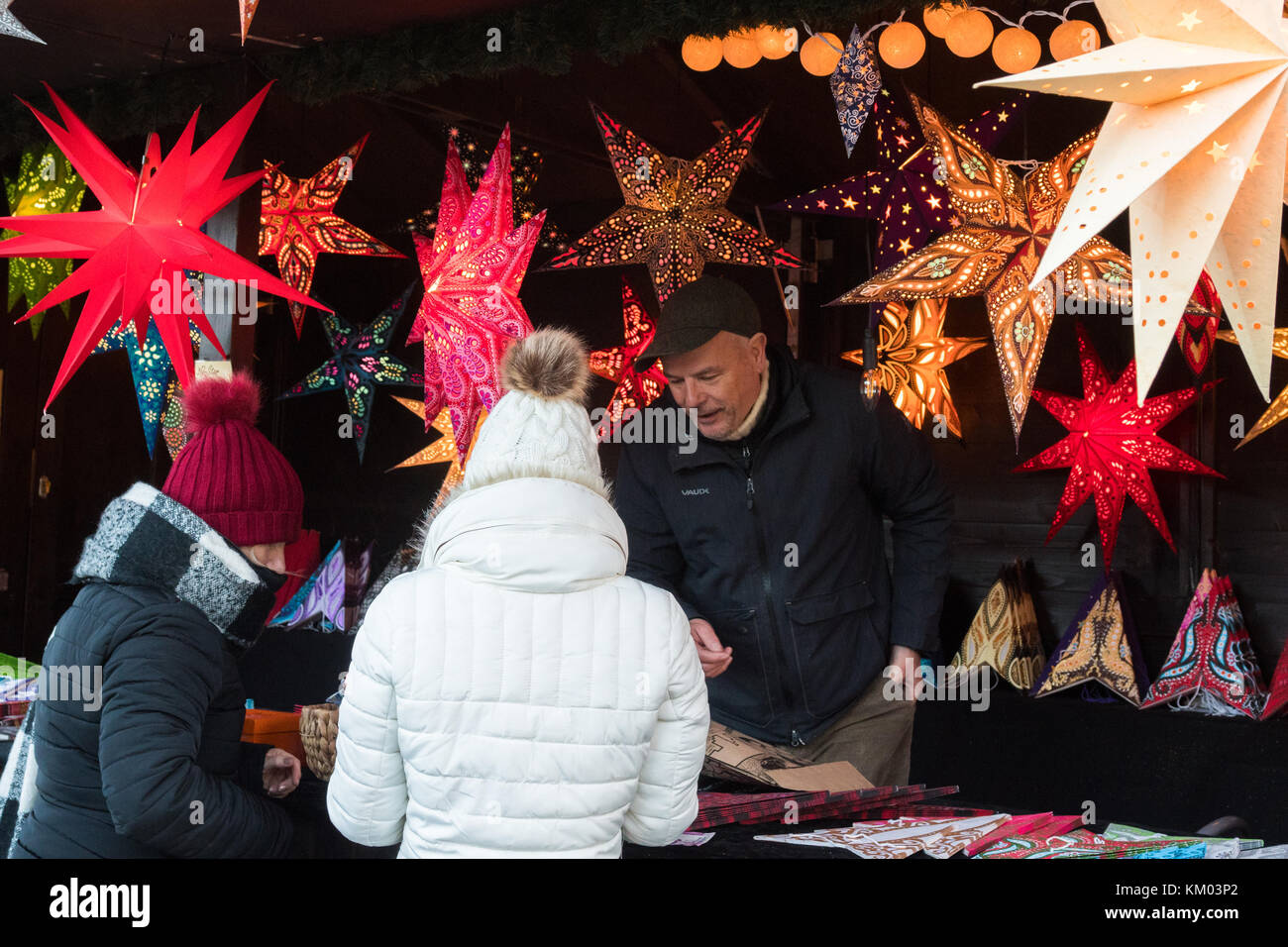 Weihnachtsmarkt-Stand mit Papierstern-Laternen auf dem Edinburgh Christmas Market, Schottland, Großbritannien Stockfoto