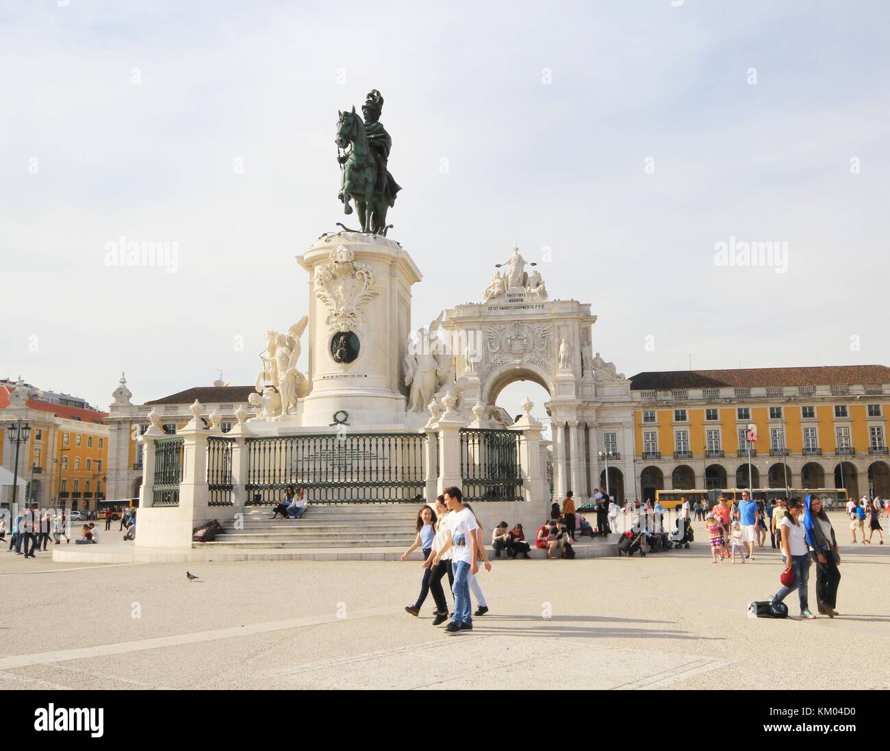 Praca do Comercio oder Commerce Square und die Statue von König José I in Lissabon, Portugal Stockfoto