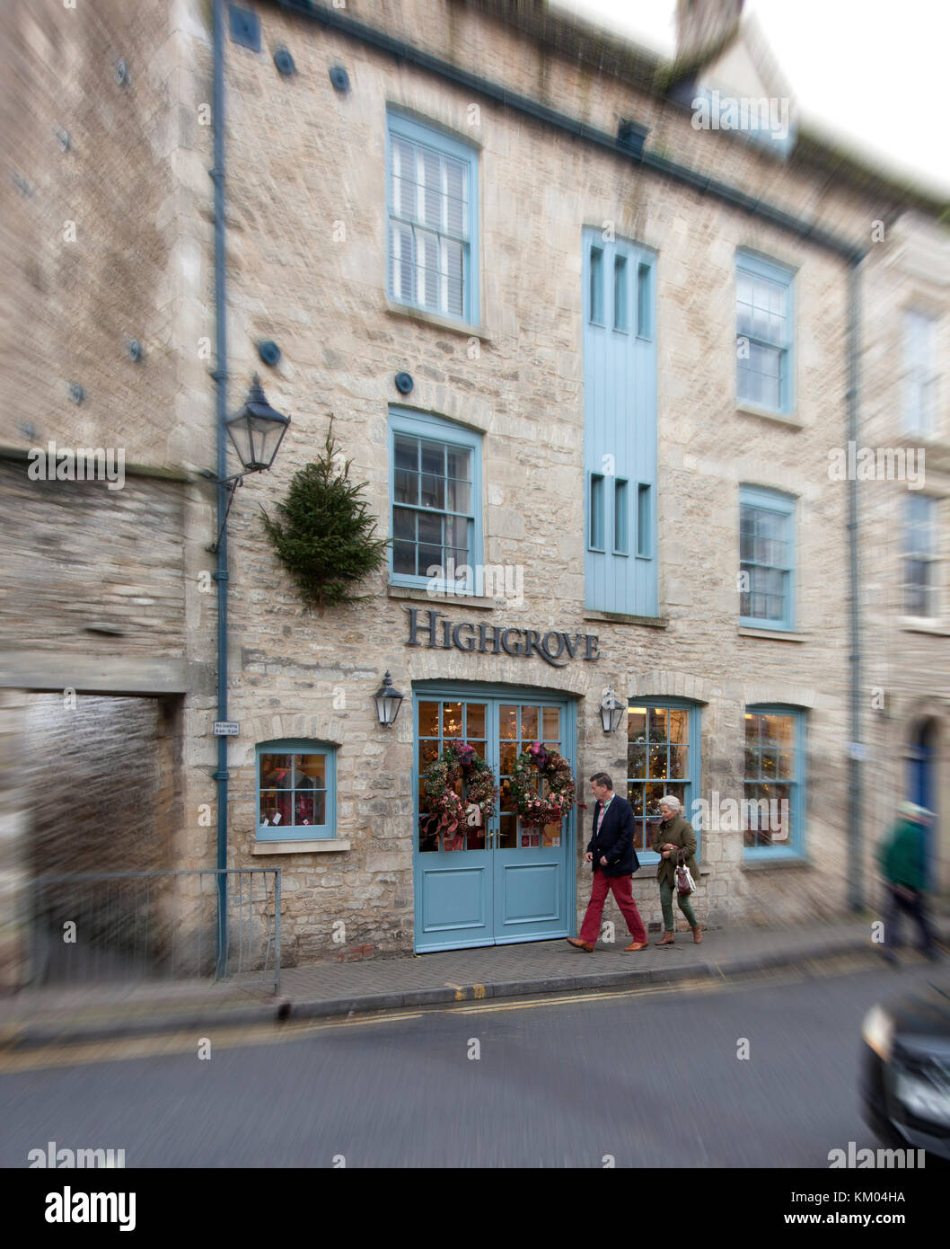 Weihnachtseinkäufer vor dem Prince Charles Highgrove Shop in der Stadt Tetbury in Cotswold Stockfoto