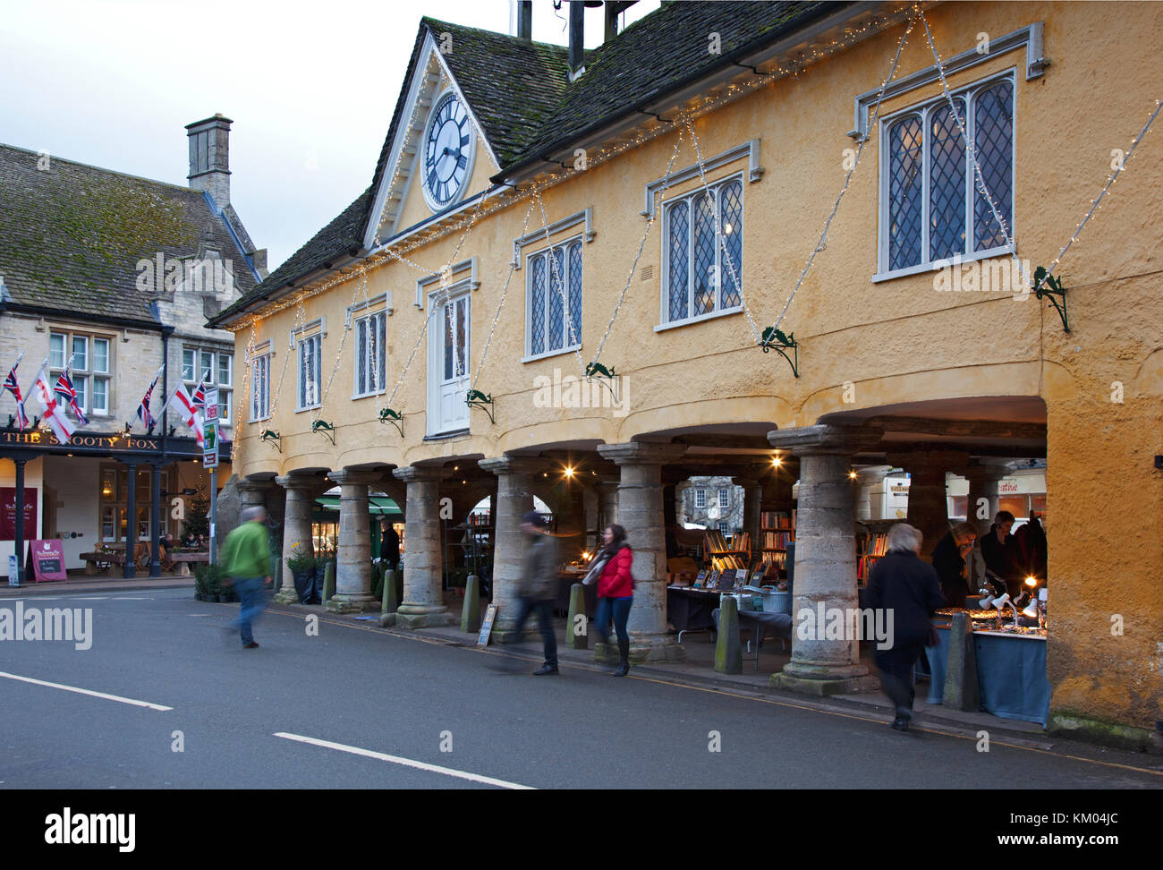 Weihnachtseinkäufer schlendern durch die Verkaufsstände im festlichen Market House in der Stadt Tetbury in Cotswold Stockfoto