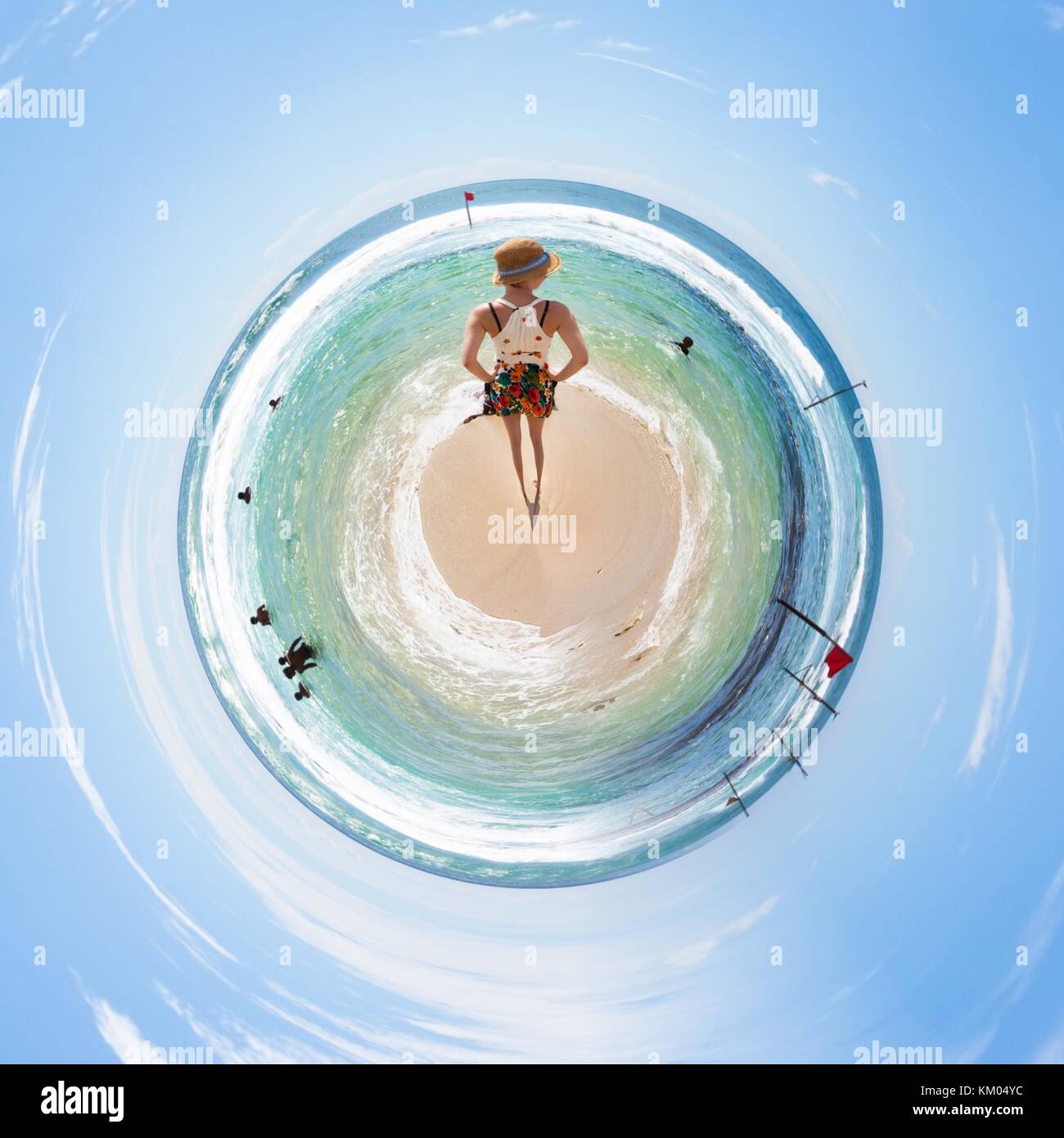 Eine Frau am Strand von koggala aus einem winzigen Perspektive Stockfoto