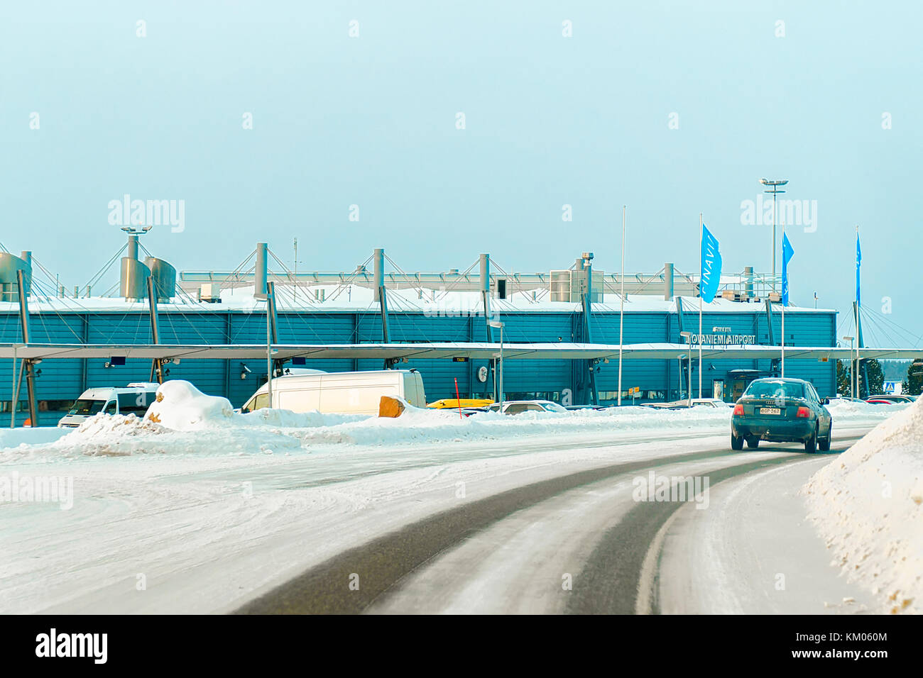 Rovaniemi, Finnland - 5. März 2017: Auto in der Straße am Flughafen Rovaniemi, im Winter Stockfoto