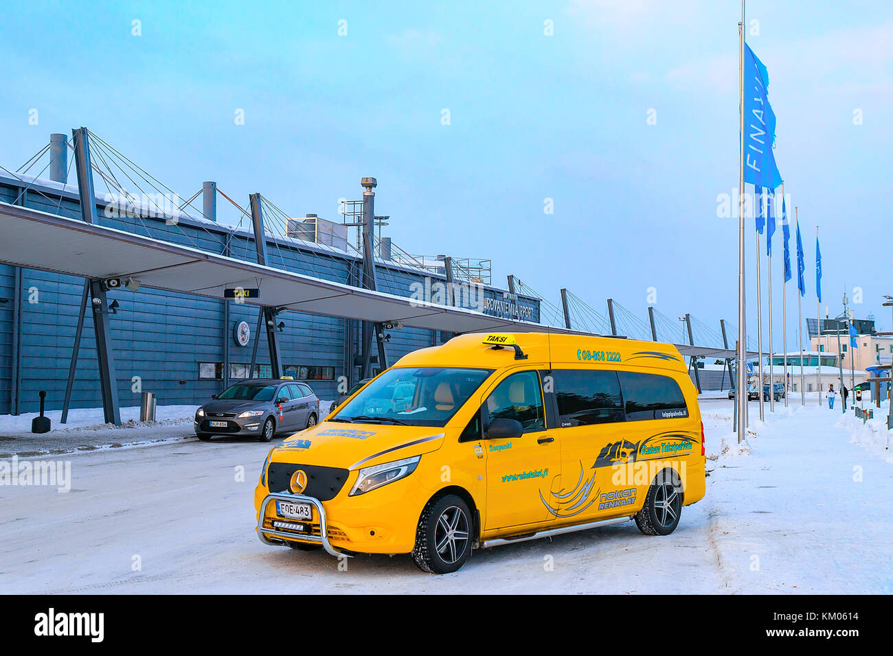 Rovaniemi, Finnland - 5. März 2017: Taxi Auto am Flughafen Rovaniemi im Winter Stockfoto