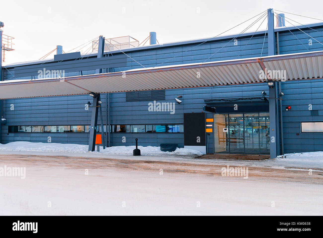Der Eingang befindet sich in der Ankunftshalle im Flughafen Rovaniemi im Winter Stockfoto
