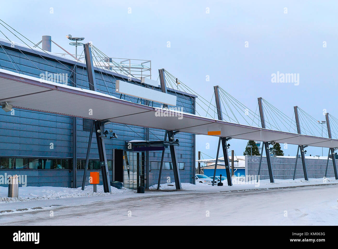 Eingang in WE-Halle in Rovaniemi Flughafen im Winter Stockfoto
