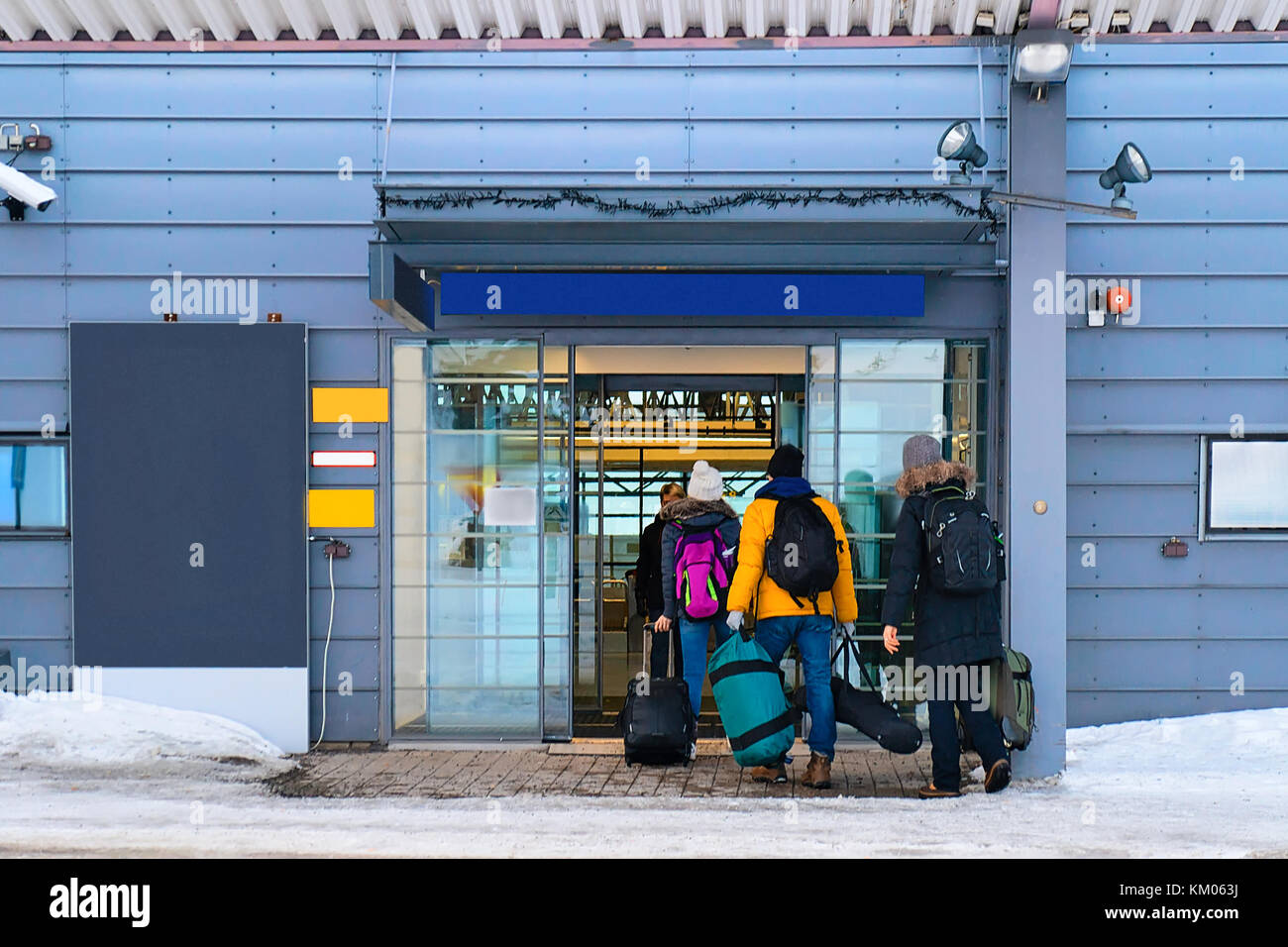 Personen mit Gepäck Taschen am Eingang in Rovaniemi Flughafen im Winter Stockfoto