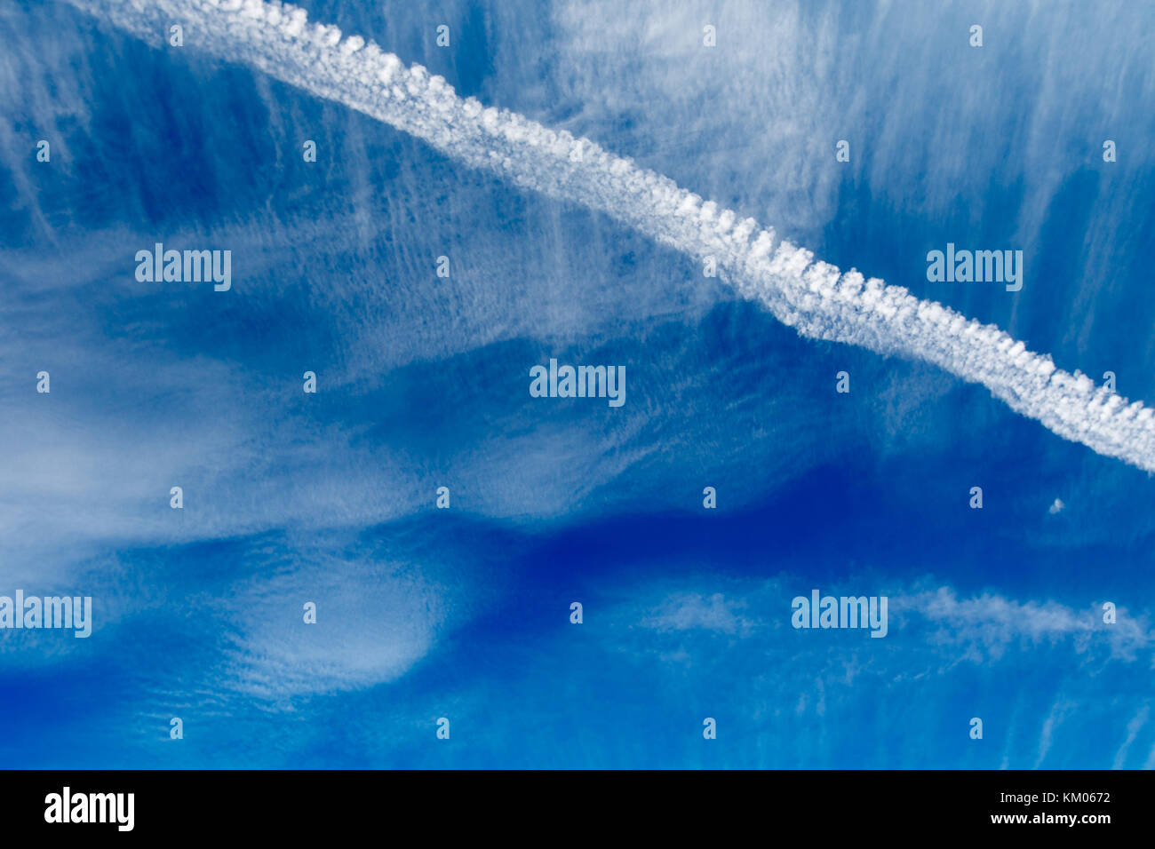Flugzeug trace Kreuze bewölktem Himmel. Stockfoto