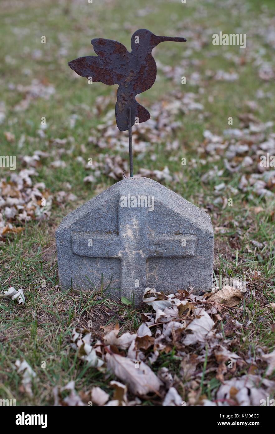Ein Grab Marker in der historischen Gedenkstätte Pet Cemetery in Roseville, Minnesota, USA. Stockfoto