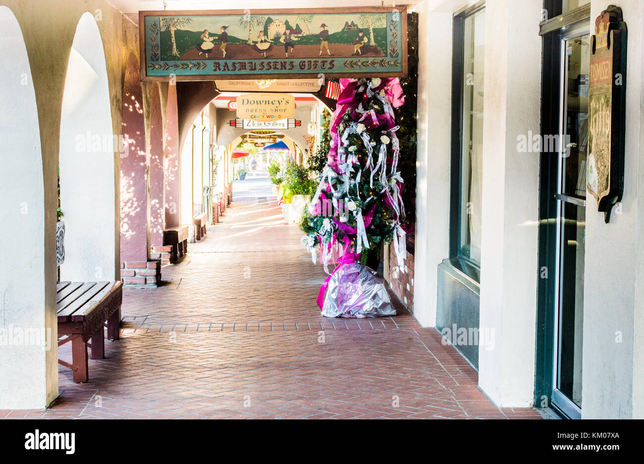 Gewölbte Ziegel Gehweg mit Geschäften für Weihnachten in Solvang, Kalifornien, USA Stockfoto