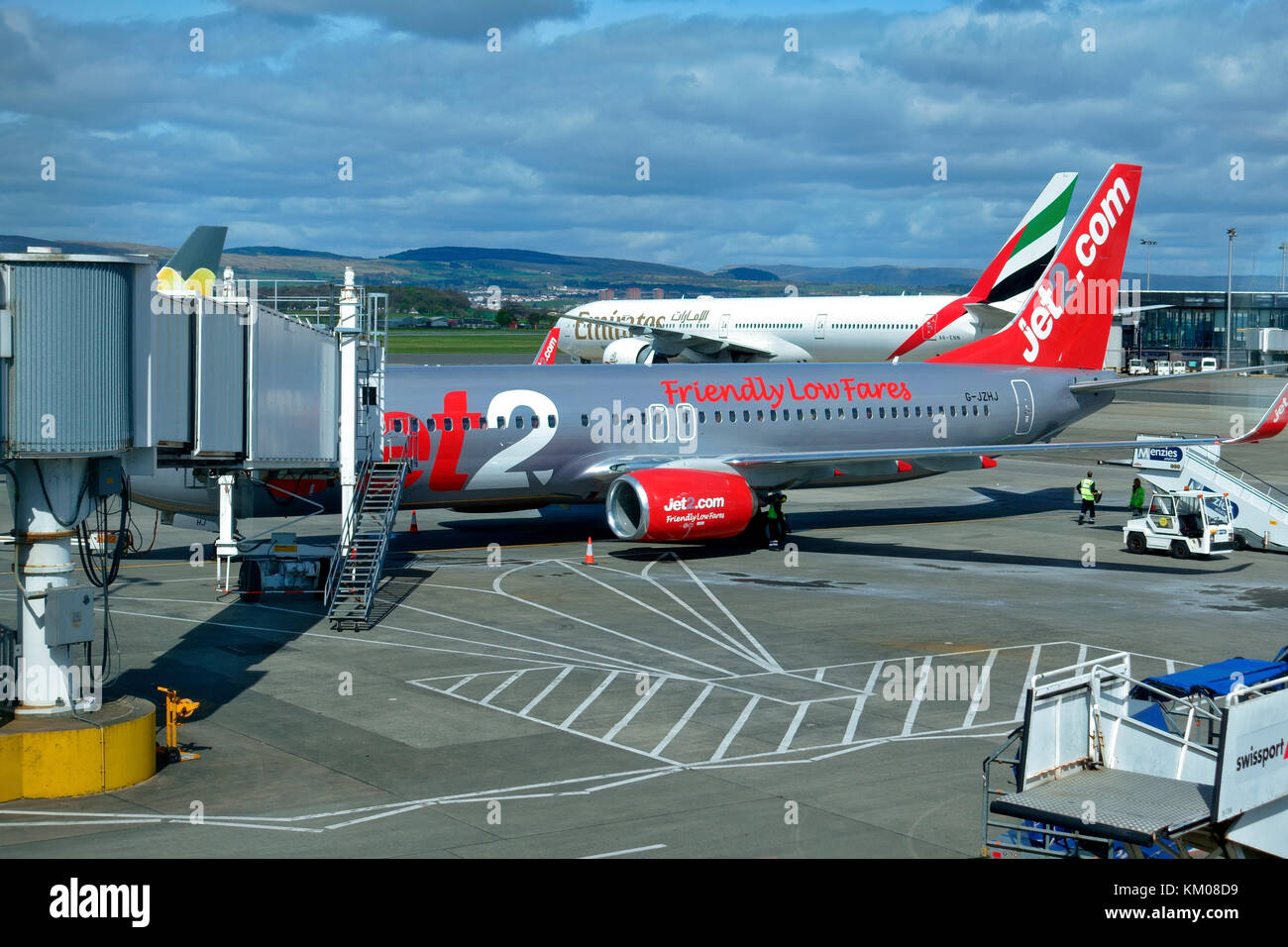 Jet2 und Emirates Flugzeuge am Flughafen Glasgow, Schottland Stockfoto