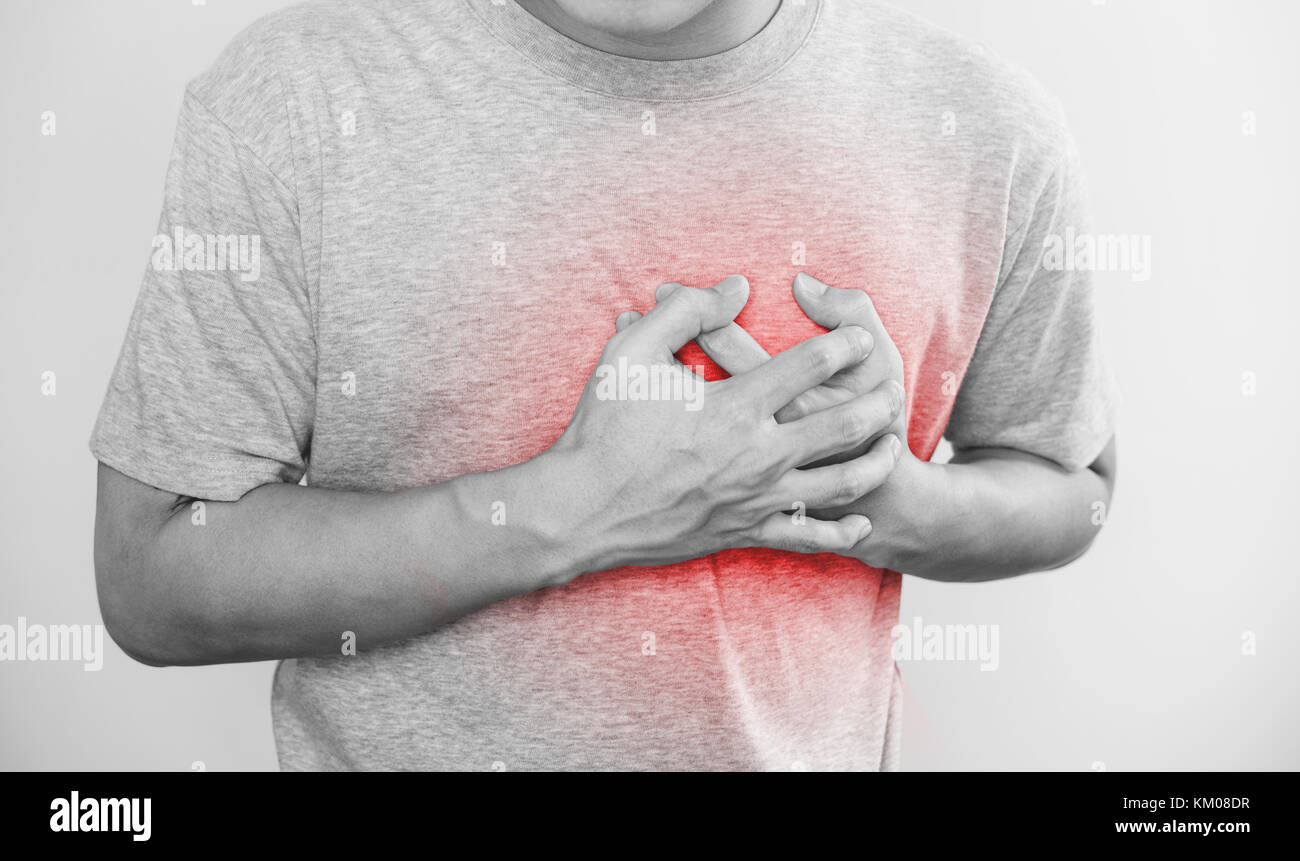Ein Mann sein Herz berühren, mit roten Markierung von Herzinfarkt, Herzinsuffizienz, andere Herzkrankheit Stockfoto