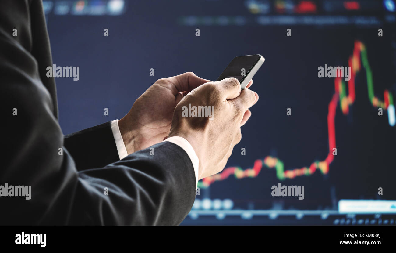 Geschäftsmann mit mobilen Smart Phone, grafik hintergrund. das geschäftliche Wachstum, Investitionen und in Börse online Börse investieren. Stockfoto