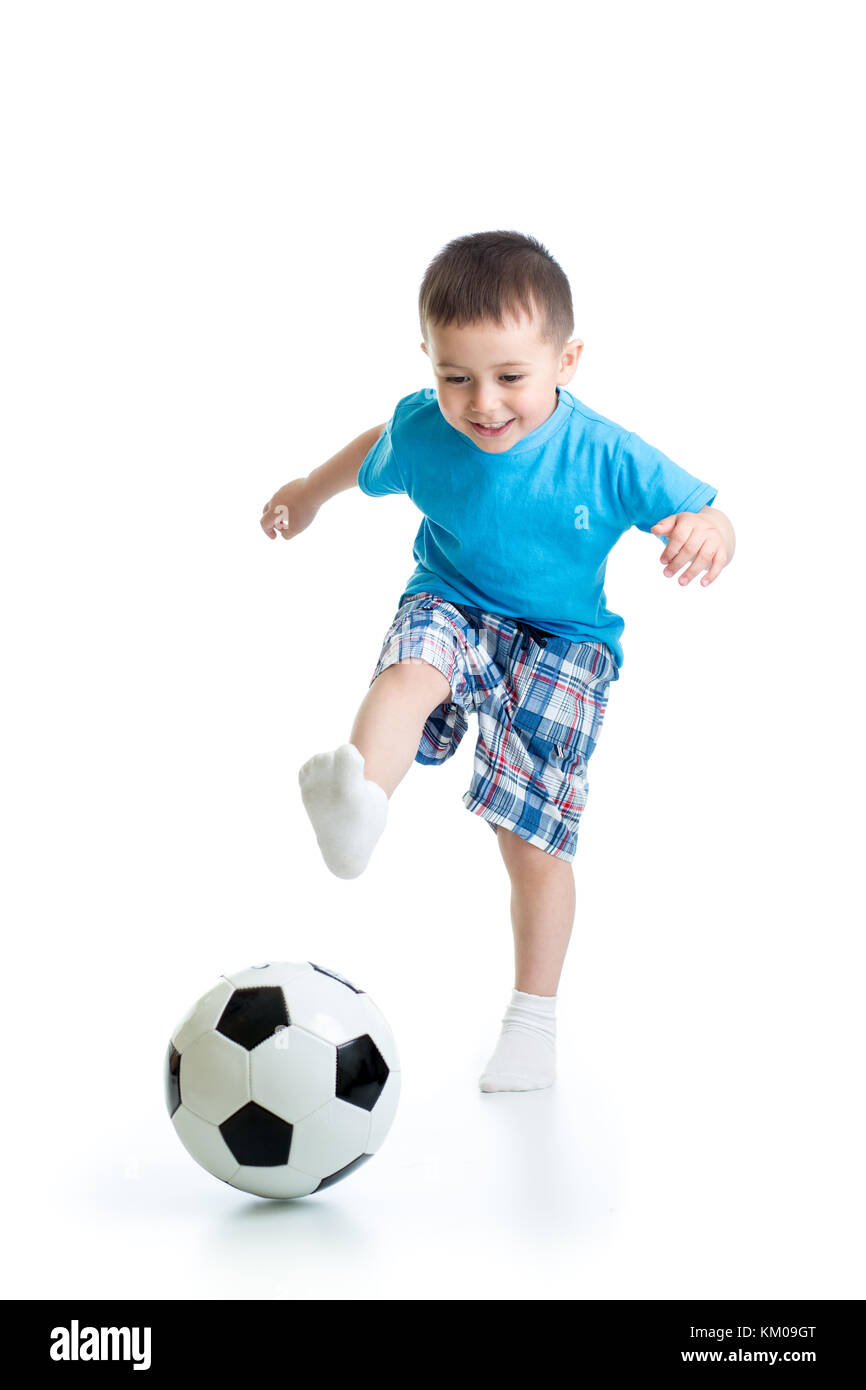 Volle Länge Portrait von Kid Junge spielt mit Fußball auf weißem Hintergrund Stockfoto