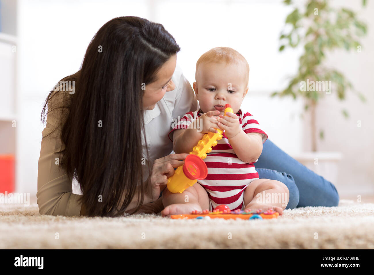 glückliche Mutter mit Baby zu Hause spielen Stockfoto