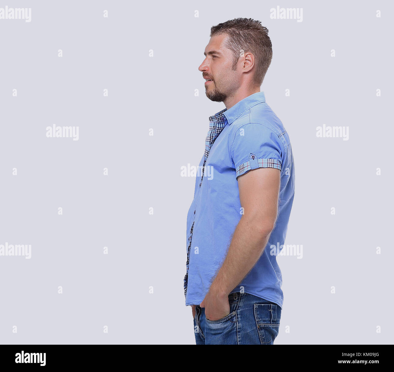 Voller Körper des jungen Mannes entfernt auf weißem Hintergrund isoliert Stockfoto