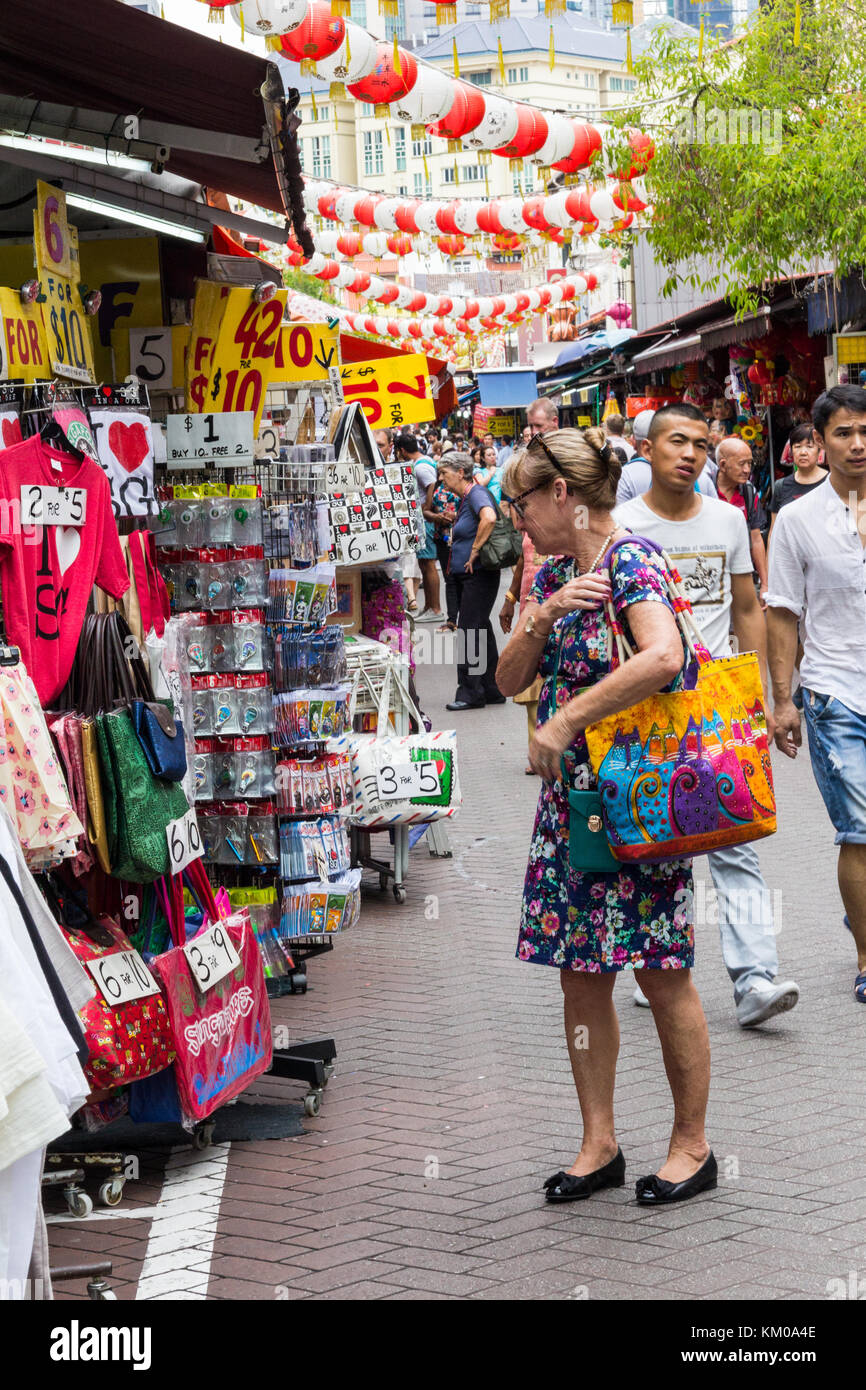 Touristen Einkaufen in der Temple Street, Chinatown, Singapur Stockfoto