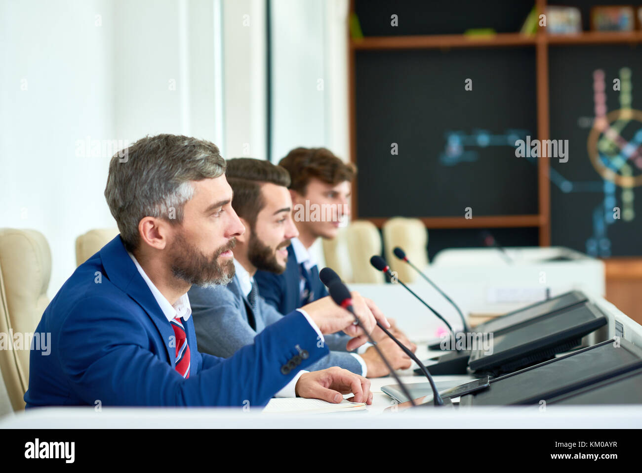 Pressekonferenz mit voller Geschwindigkeit Stockfoto