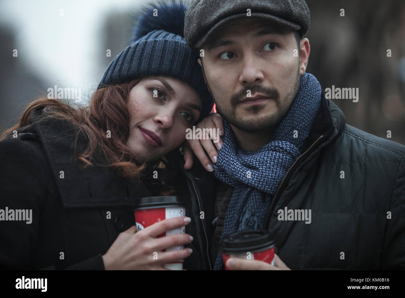 Liebespaar, Kaffee trinken, Draußen, städtischen Twilight Time Stockfoto