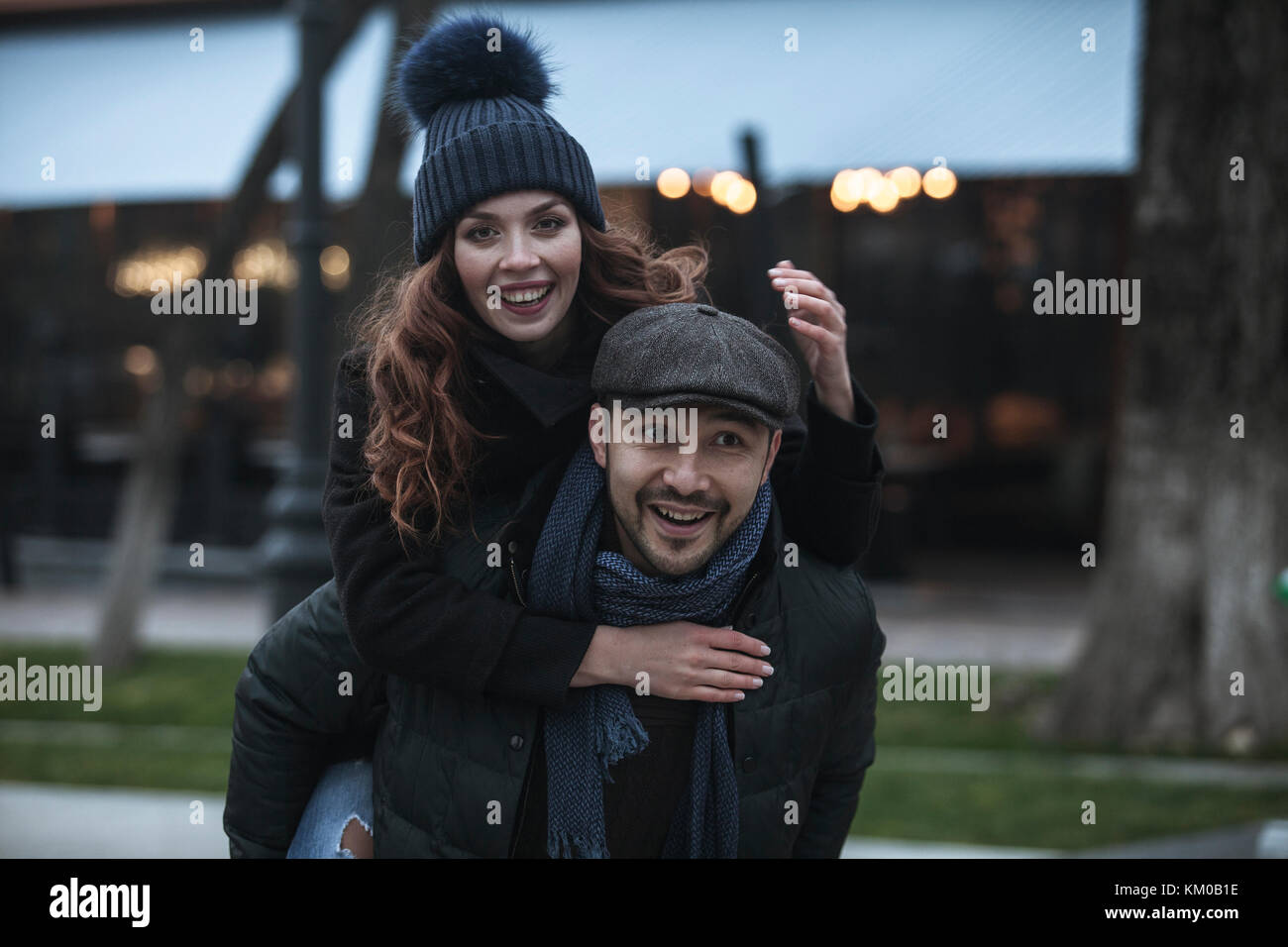 Ein junges Paar, das Spaß im Freien im Winter fair. tragen Sie warme Kleidung, Hüte und Schals. Besuch Weihnachtsmarkt in Wien, Österreich. Alles, was de Stockfoto